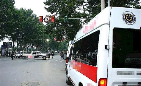 救护车闯红灯把人撞了谁的责任