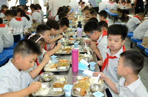 教育局要求学生在校吃饭