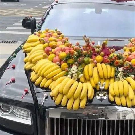 新人选用水果装饰婚车