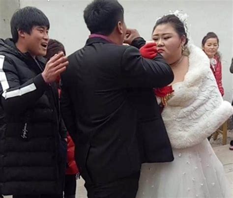 新娘结婚当天被新郎亲得满脸嘴红