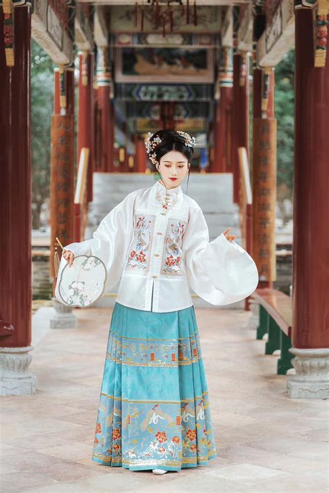 旗袍最初是哪个族的传统服饰