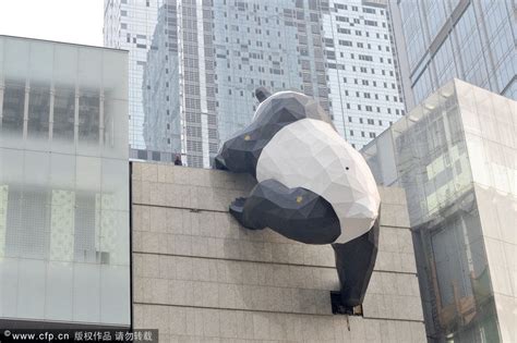 日本夸张熊猫雕塑