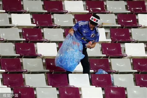 日本球迷赛后自发捡垃圾