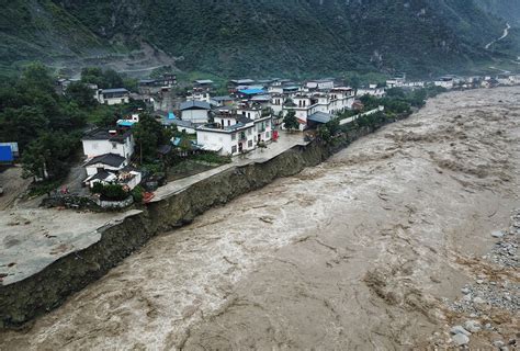暴雨山洪自然灾害图片