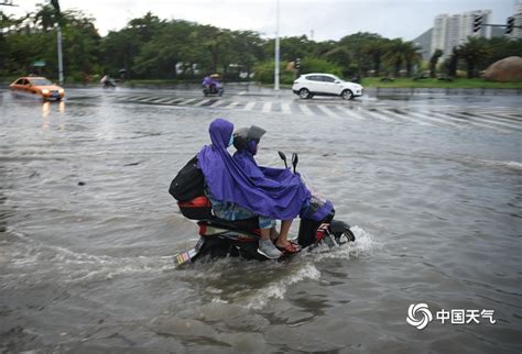 暴雨致三亚市区积水严重
