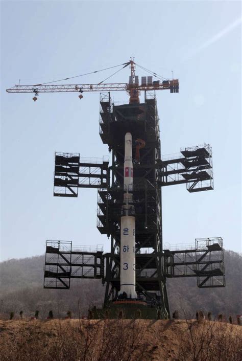 朝鲜向外国记者展示火箭