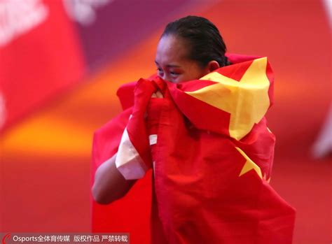 朝鲜女选手夺冠后眼含泪水