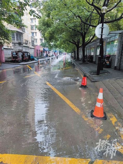 杭州居民楼冒水