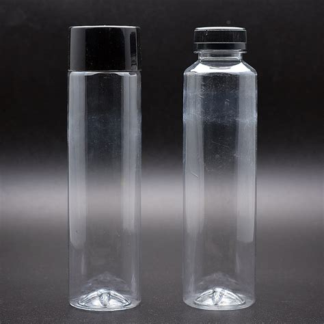杭州河道放的透明瓶子