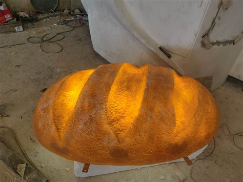 杭州生产玻璃钢面包雕塑