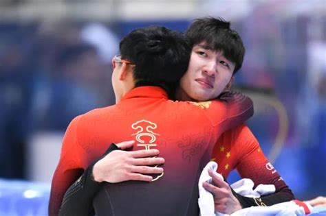 林孝埈中国首次夺冠与教练拥抱