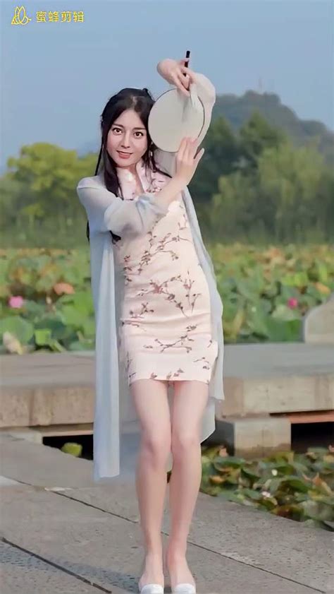 欣小萌穿裙子跳舞视频