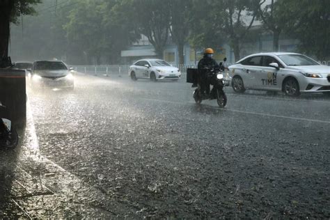 武汉午后暴雨图片实景图