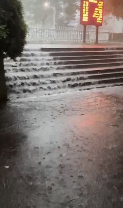 武汉暴雨像瀑布
