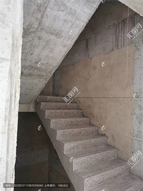 毛坯房的楼梯图片