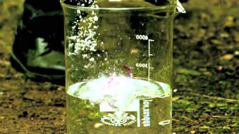 水加氢氧化钠现象