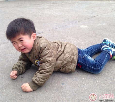 汪小米摔倒了哭了