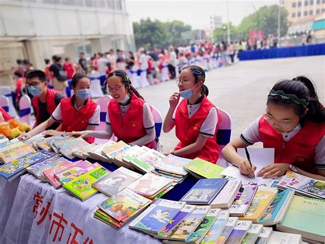 河南新乡学校让学生买书