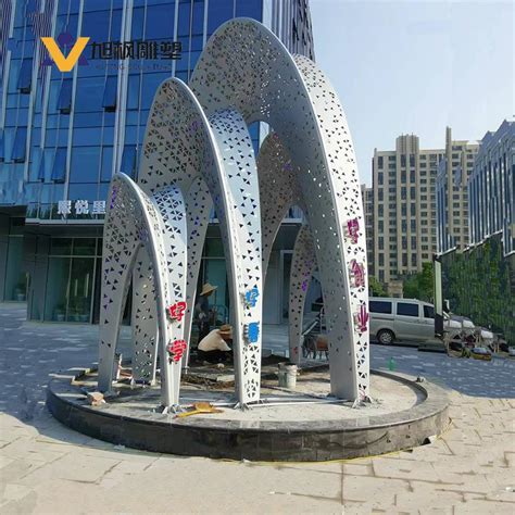 河南镂空校园玻璃钢景观雕塑制作