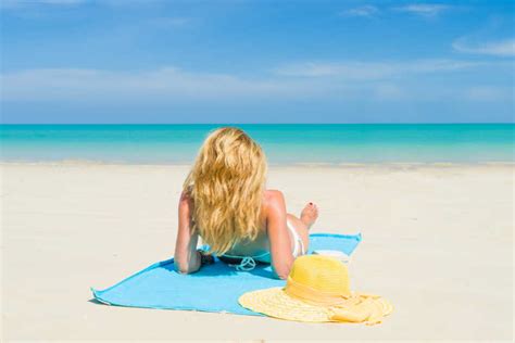 法国美女躺在海滩晒日光浴