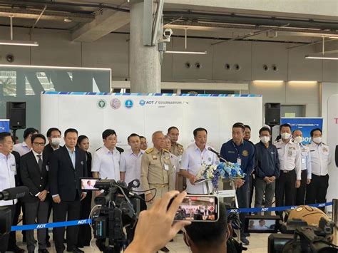 泰国副总理机场接受采访