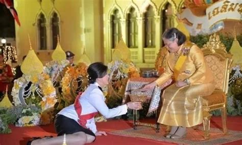 泰国贵妃跪着求宽恕