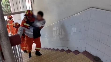 消防背受伤高考生至考场