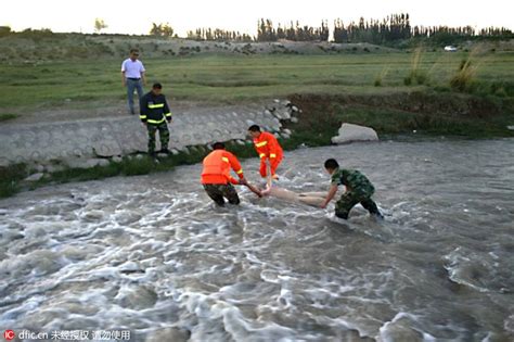 淄川三少年在水坑中游泳中溺亡