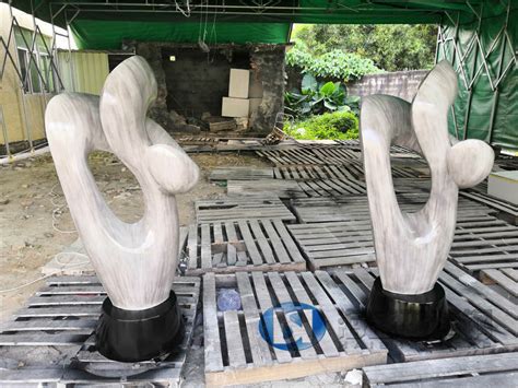 深圳常见玻璃钢雕塑摆件