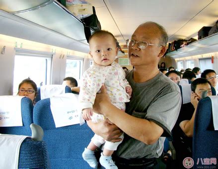 湖南父亲独自带婴儿坐火车
