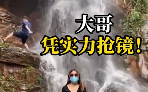 瀑布前拍照拍到男子落水