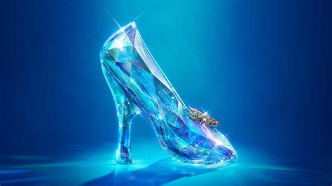 灰姑娘穿的蓝色水晶鞋