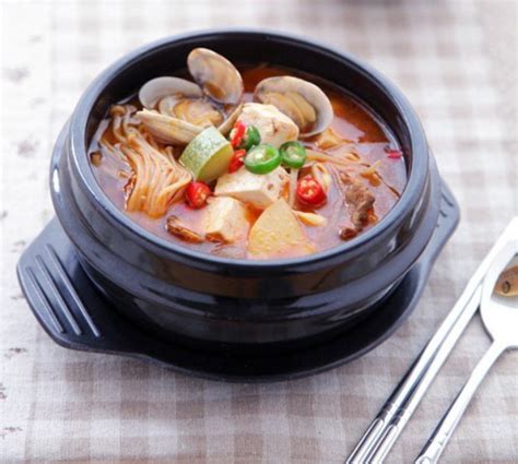 煮韩国料理大酱汤