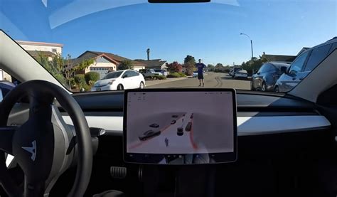 特斯拉狂粉用亲女儿测试自动驾驶图片