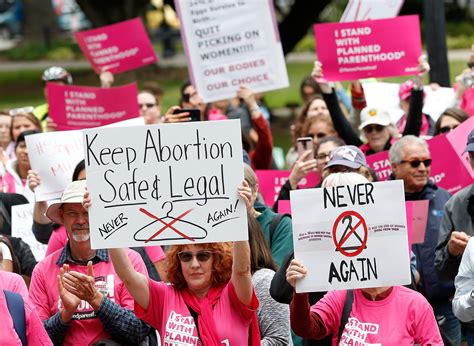特朗普对堕胎法案被推翻表示高兴