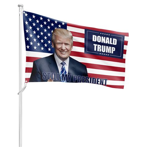 特朗普抱着旗帜