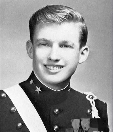 特朗普穿苏联军装的照片