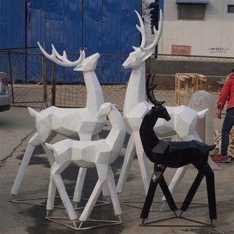 玻璃钢彩绘鹿雕塑制作