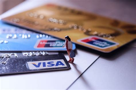 用自己银行卡给人家贷款有风险吗