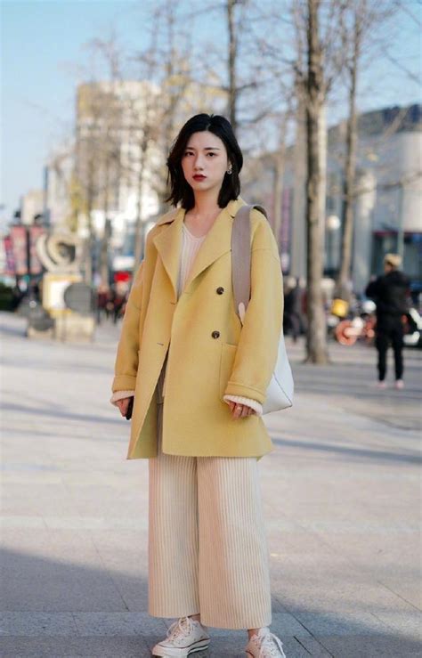 申宥娜穿米黄色裤子在街头