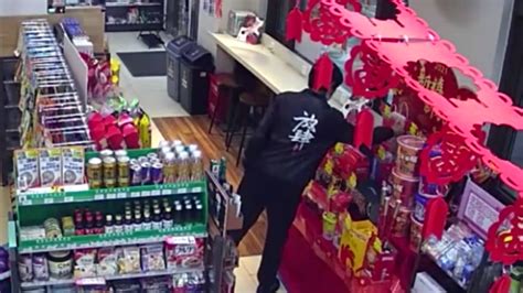男子偷超市酒水被民警逮正着