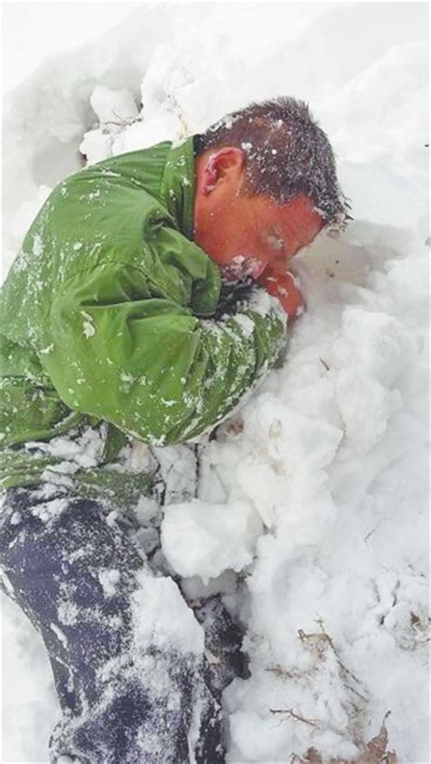 男子喝酒躺在雪地上一晚被冻僵了