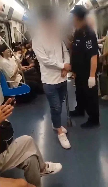 男子地铁佯装玩手机被发现偷拍