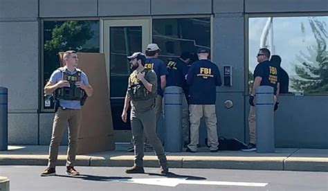 男子持枪闯fbi大楼与警方对峙