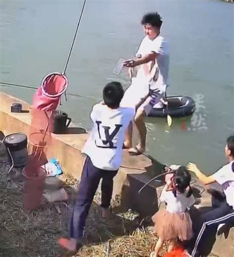 男子掉河里扔手机