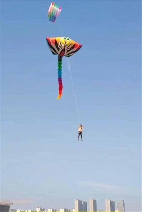 男子放巨型风筝结果被风筝拽上天