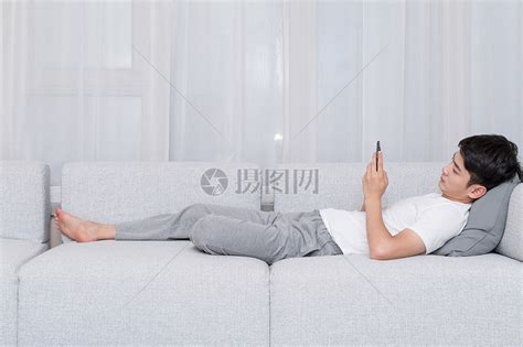 男子躺沙发上玩手机被喷一脸水