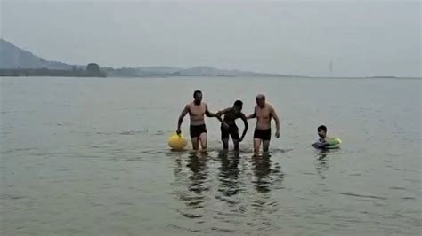 男子野泳陷入水中