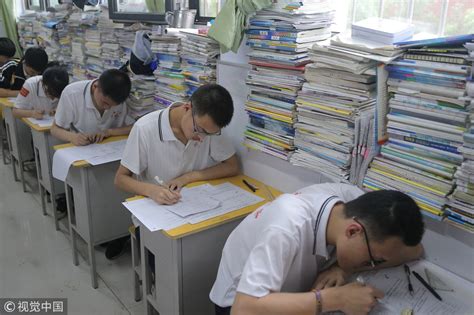 男子高中生参加高考