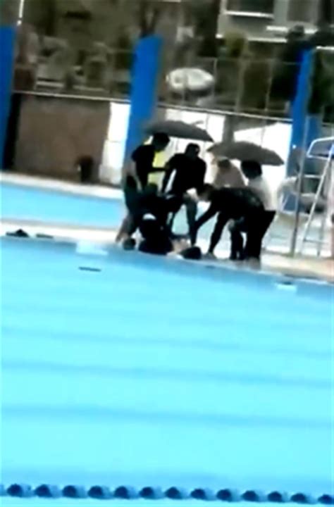 男童泳池玩耍被排水中